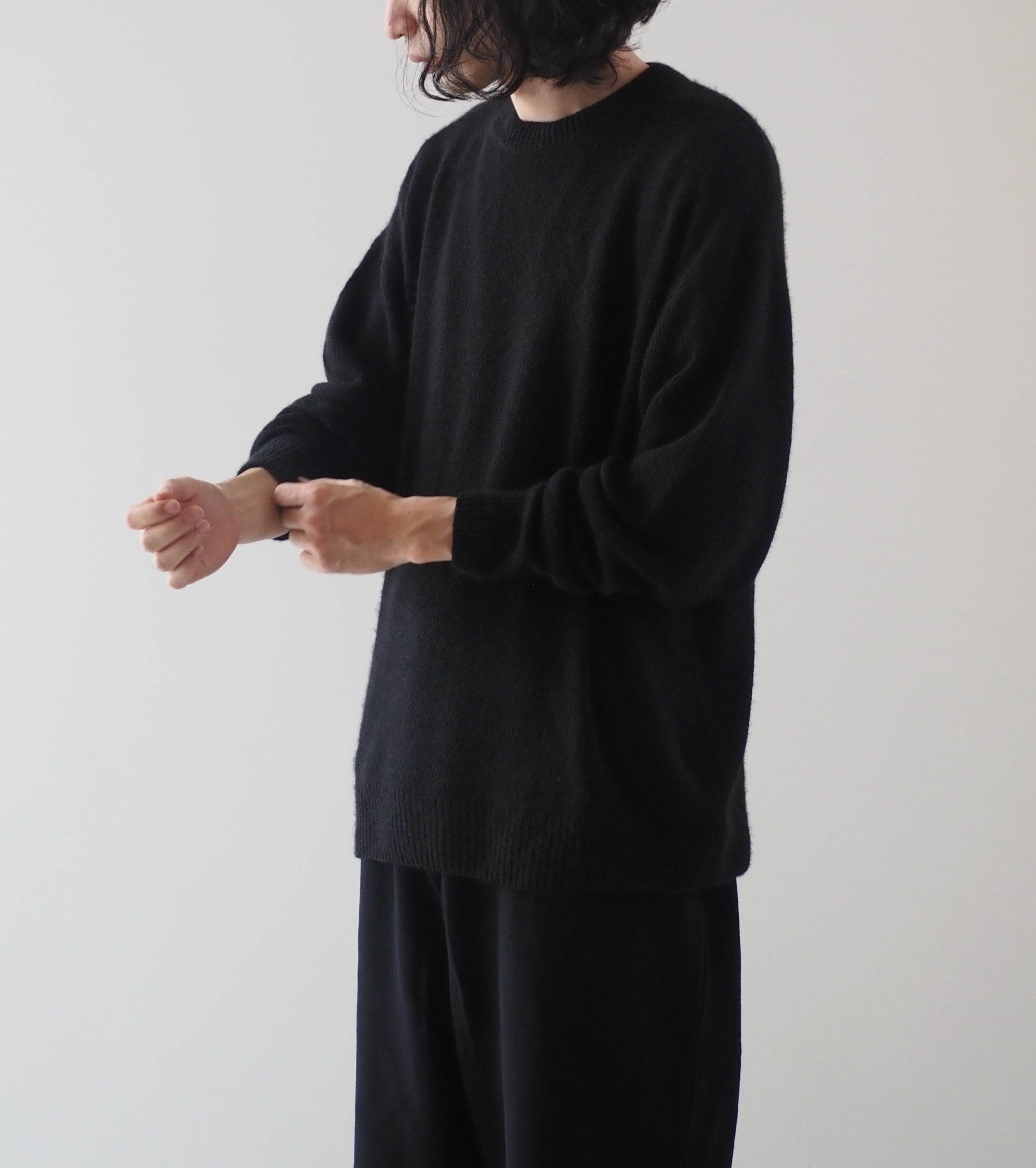 COMOLI カシミヤ 製品染 クルーネックニット, Black – Navyblue