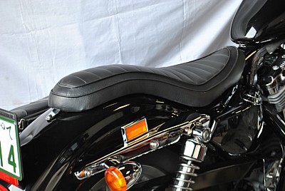 商品詳細 【04〜06・10〜スポーツスター用カスタムシートタックロール