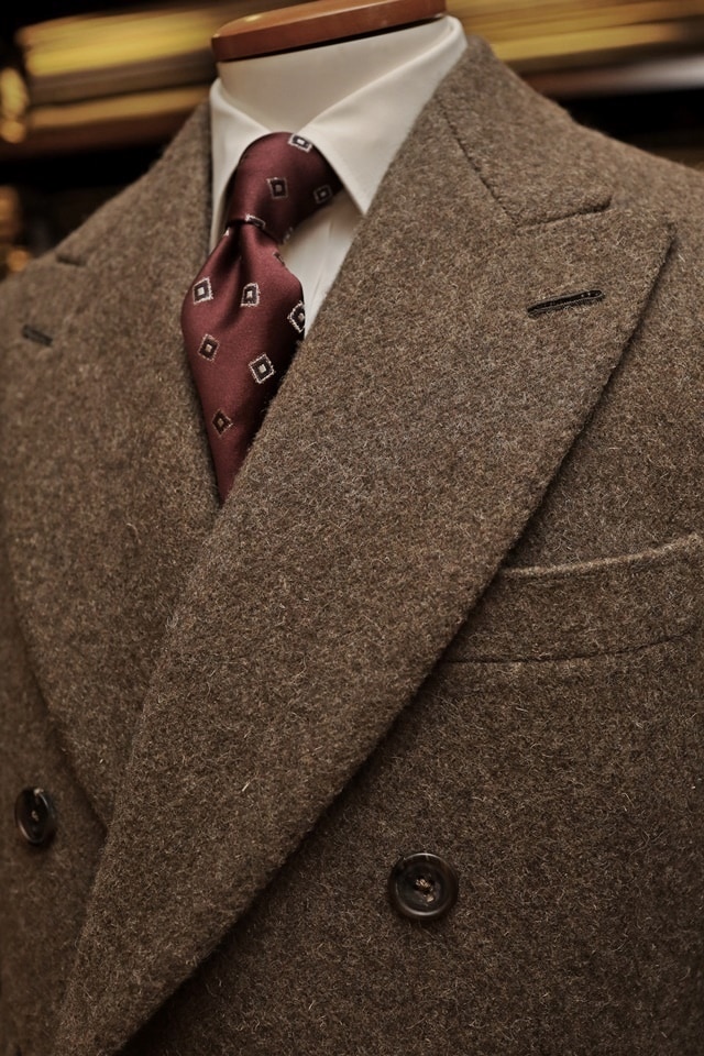 肩の力を抜いてチェスターコートを楽しむ。 - batak