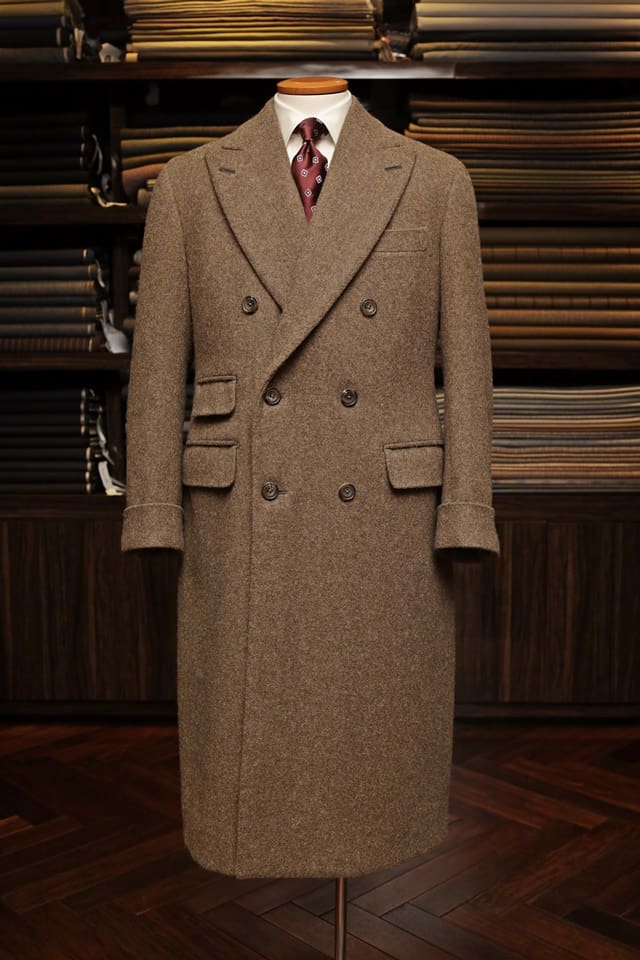 肩の力を抜いてチェスターコートを楽しむ。 - batak