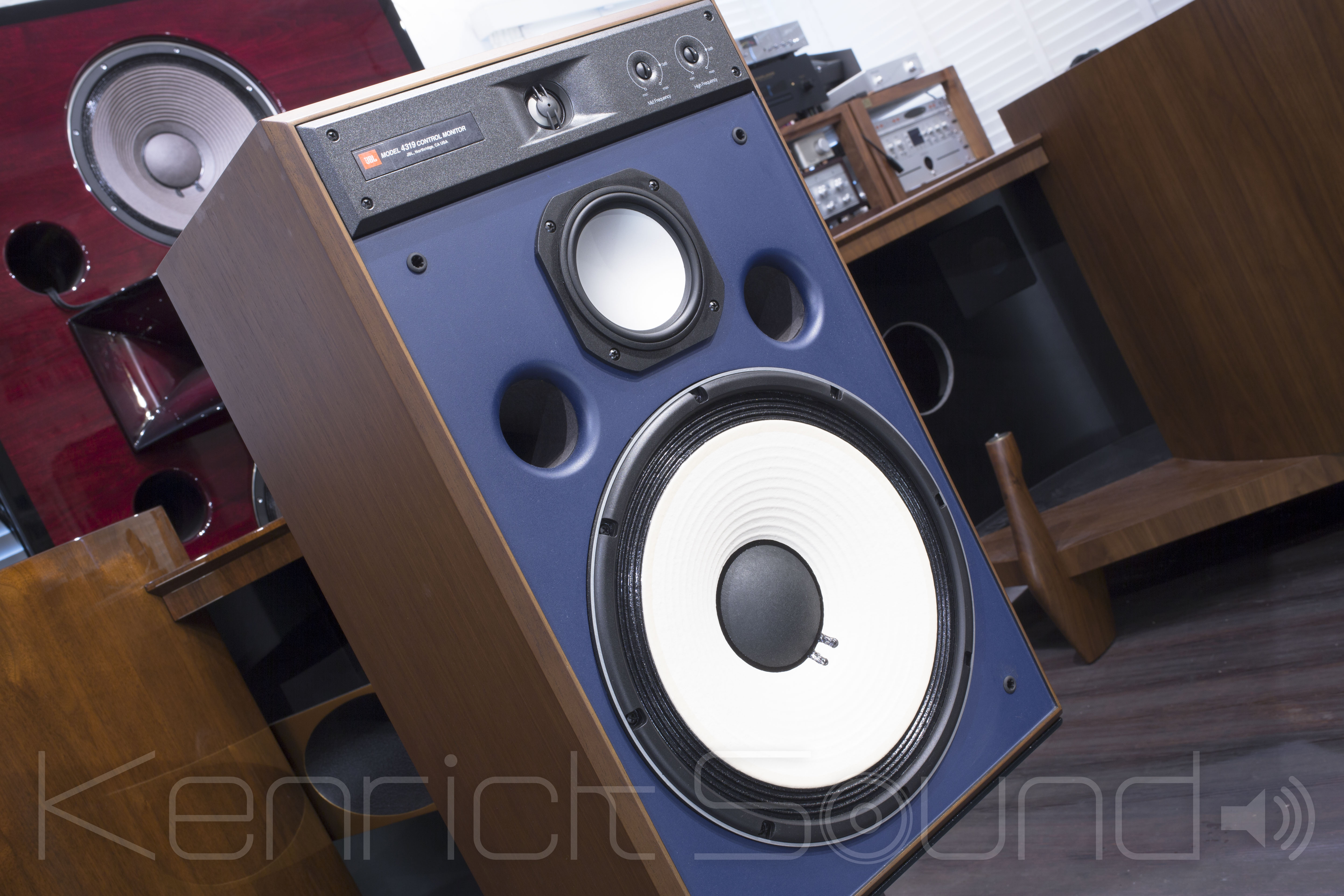 JBL 4319 最新型3wayミドルサイズ・スタジオモニタースピーカー