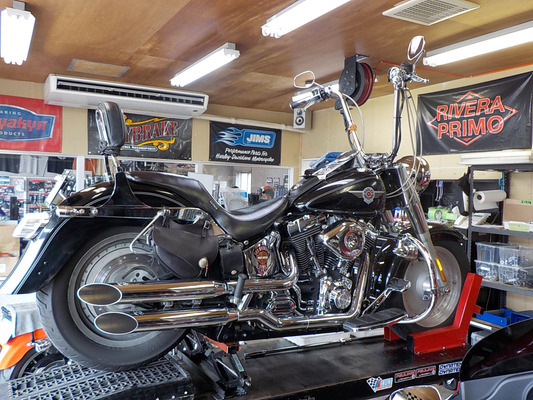 2004年式FLSTF ファットボーイのリアショックをプログレッシブに交換