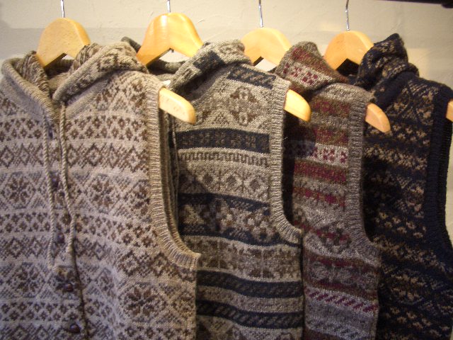 JAMIESON'S（ジャミーソンズ）」 フェアアイル柄フードベスト