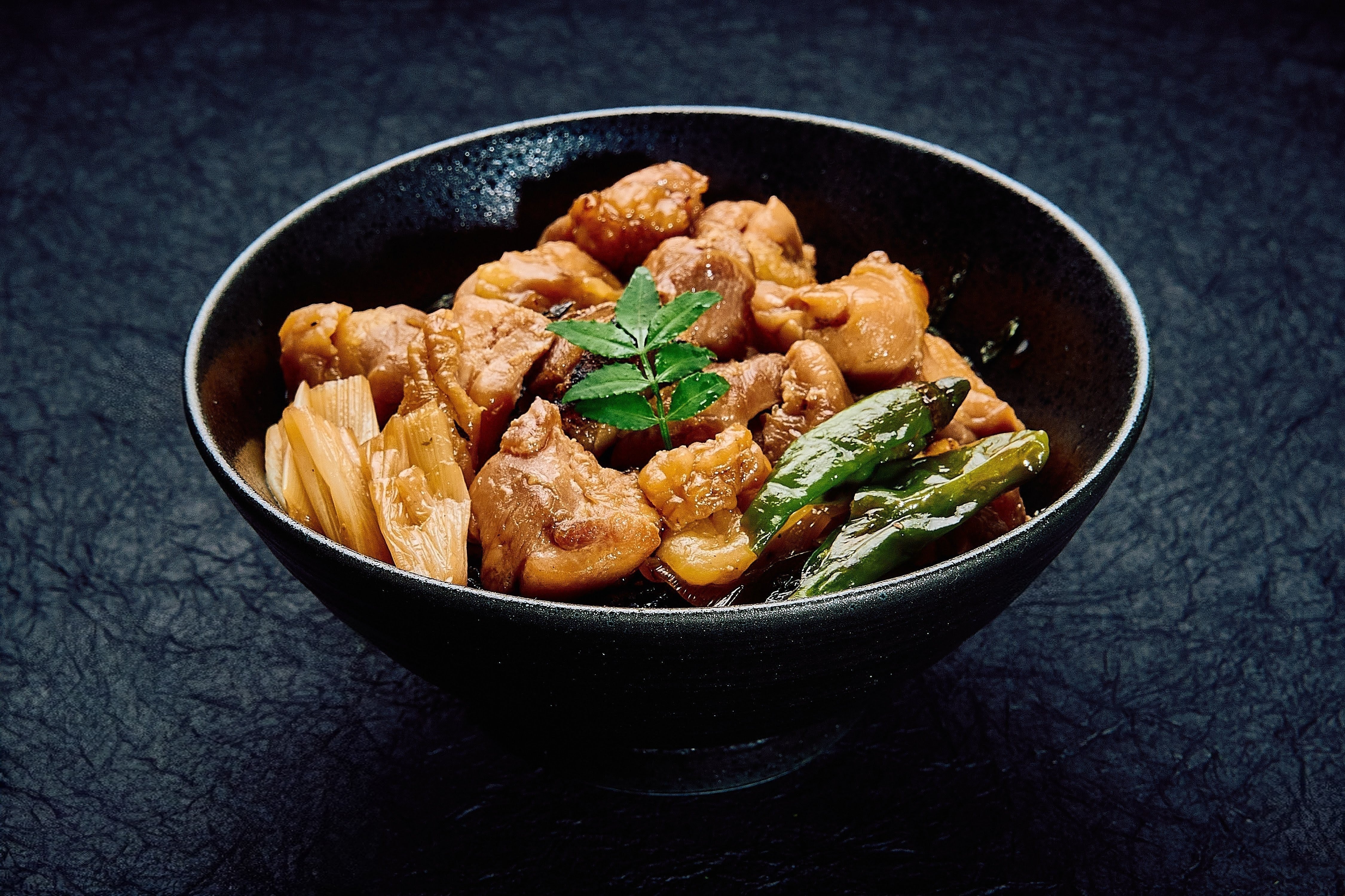 鳥しき：炭火伊達鶏の焼き鳥丼 – ぐるなび Premium Meal Kit