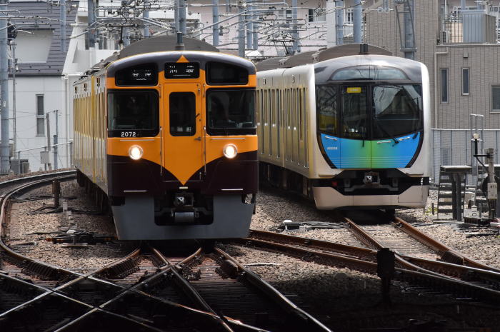 西武2000系旧黄茶標準色