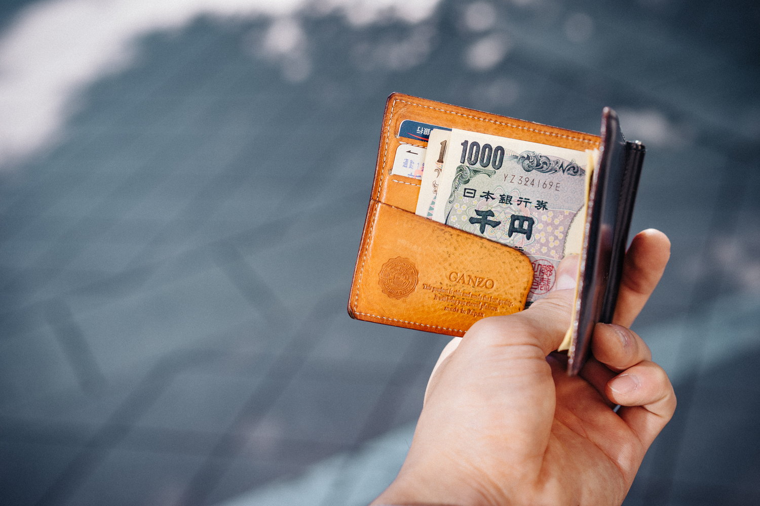 ミニマリストに薦めたい財布、GANZO の「シンブライドルマネークリップ