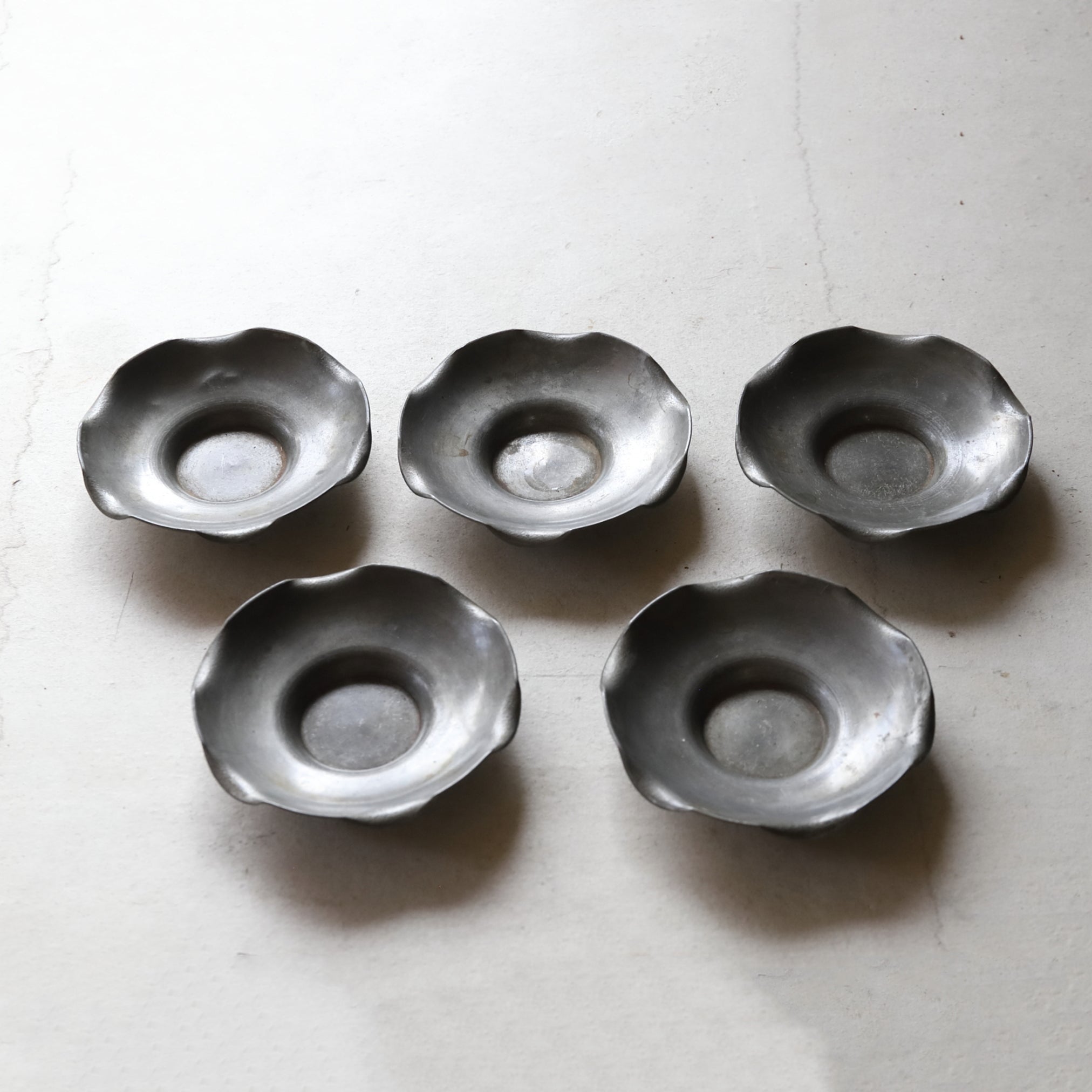 清代 古錫蓮形茶托 瑞春銘 5客揃（1616–1911 CE） | 入蘆花（ロカニイル）