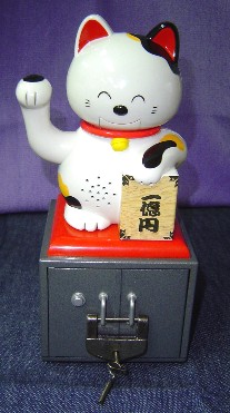 ㈱ヤマサン～おしゃべり招き猫貯金箱から恐竜グッズまで！