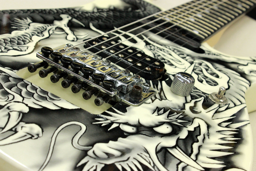 ドラゴン・ペイントが強烈なインパクトの7弦ギター！小林信一氏