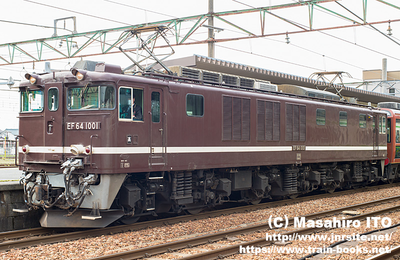 茶色に白帯を入れたイベント用塗色をまとっていた高崎車両センターの