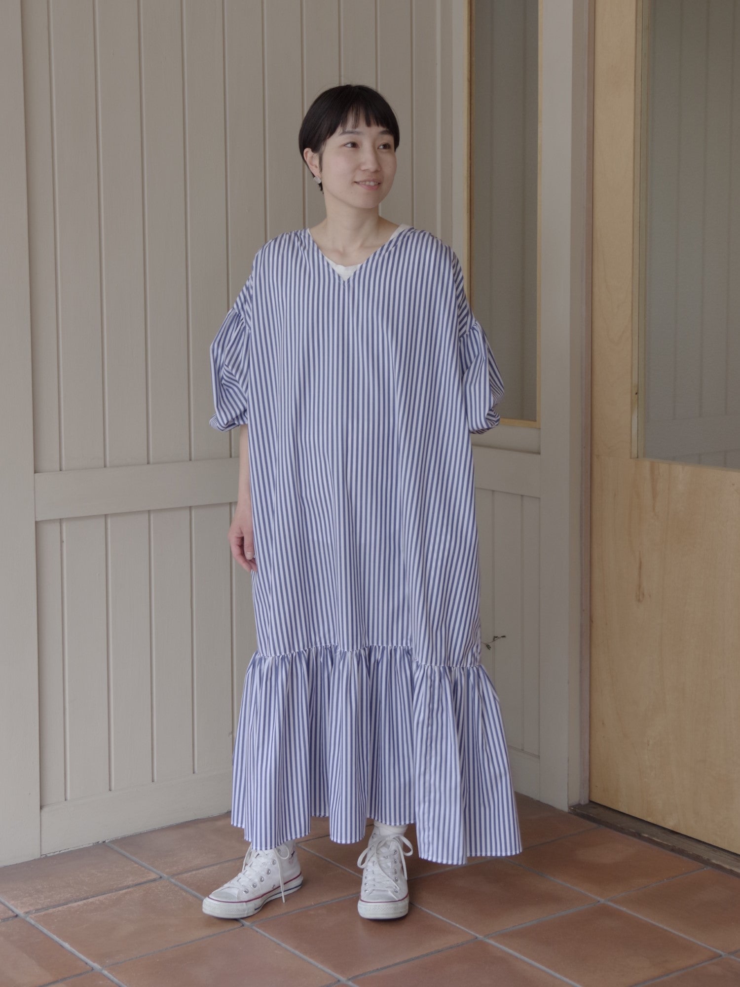 ナチュラルタイプライターVネックギャザーワンピース | UNIVERSAL