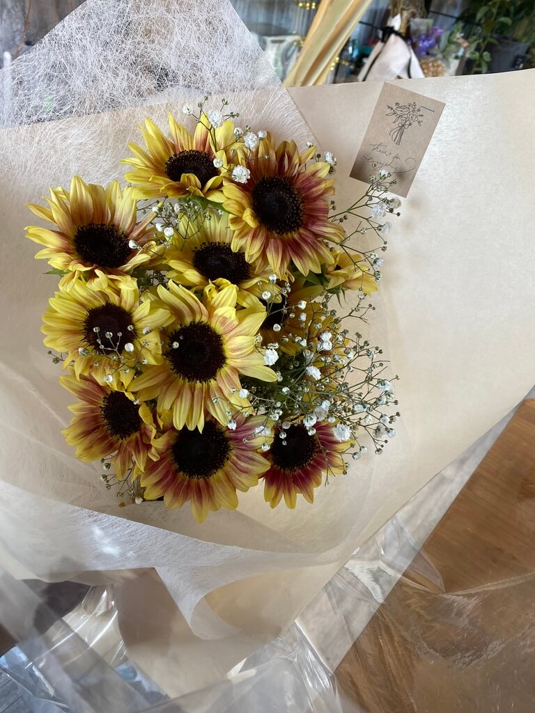 季節の花束 M – Y's flowers -千歳市幸福のお花屋さん-