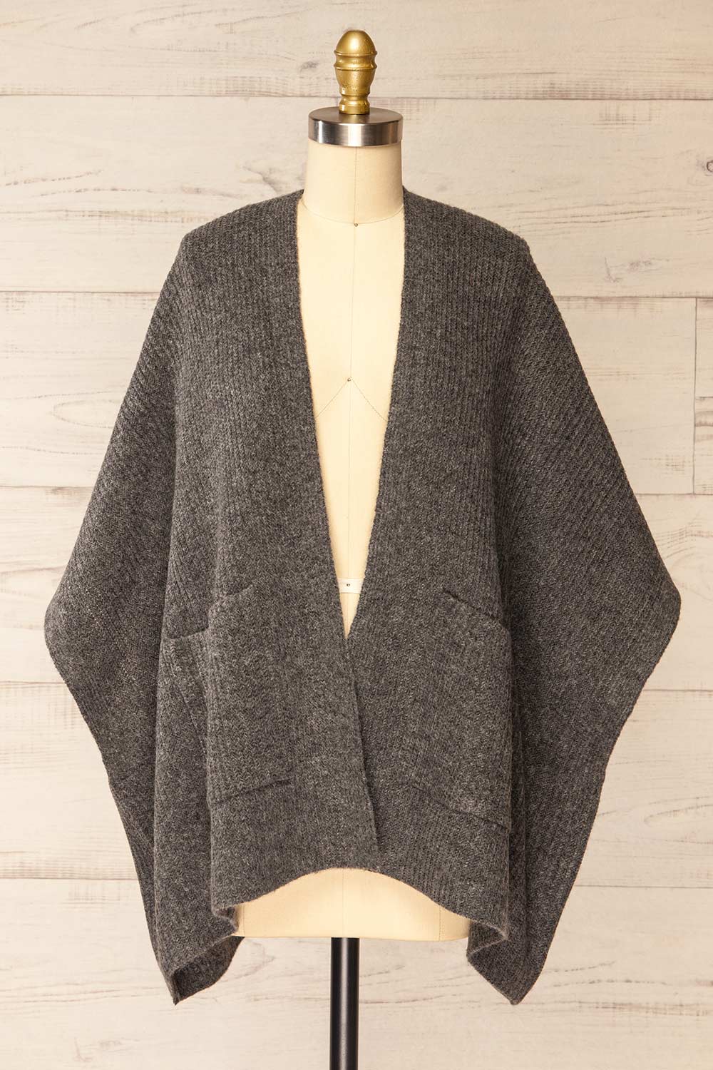 Platon Grey Knitted Poncho w/ Pockets | La petite garçonne
