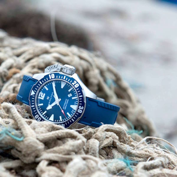 安心なH77705345 ブルーダイアルとブルーラバーストラップが魅力です