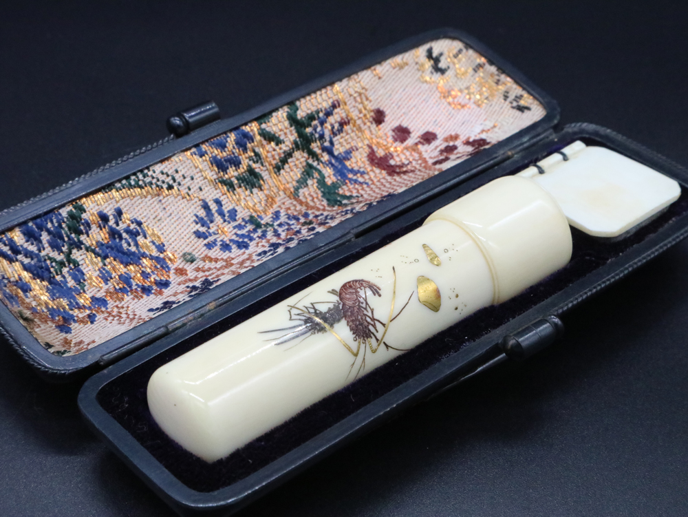 伊勢海老」象嵌（東民作）入り象牙はんこ15㍉丸×60㍉丈キャップ・ワニ