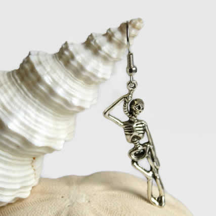 楽天市場】ハングスカルピアス 1個販売 首吊りドクロピアス ガイコツ