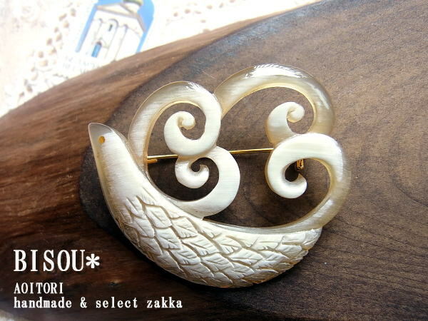 楽天市場】【BISOU* 53】小鳥 ブローチ 虹色の小鳥・2 /水牛の角を彫刻