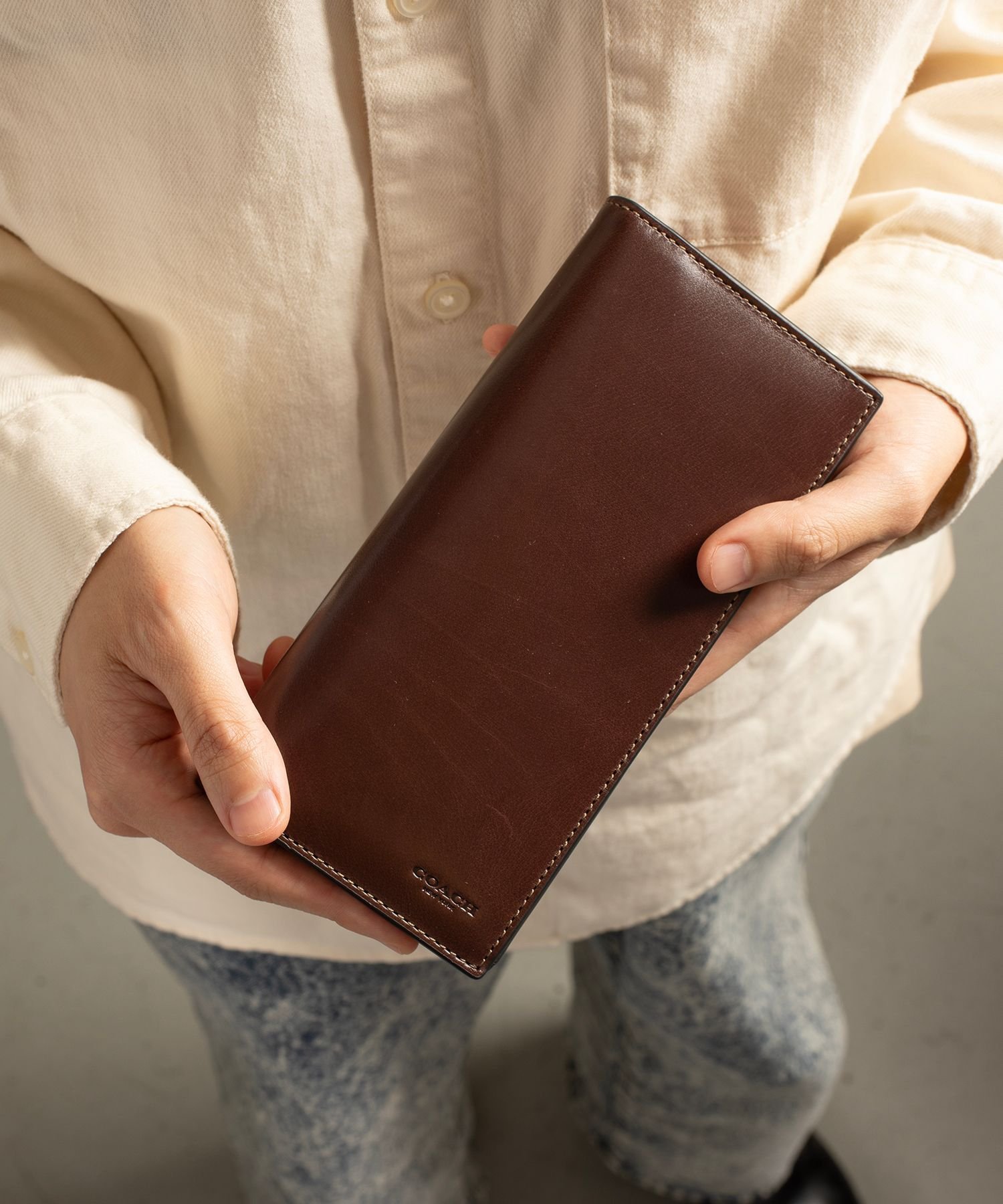 COACH｜【公式】ボックスド ブレスト ポケット ウォレット ウォーター