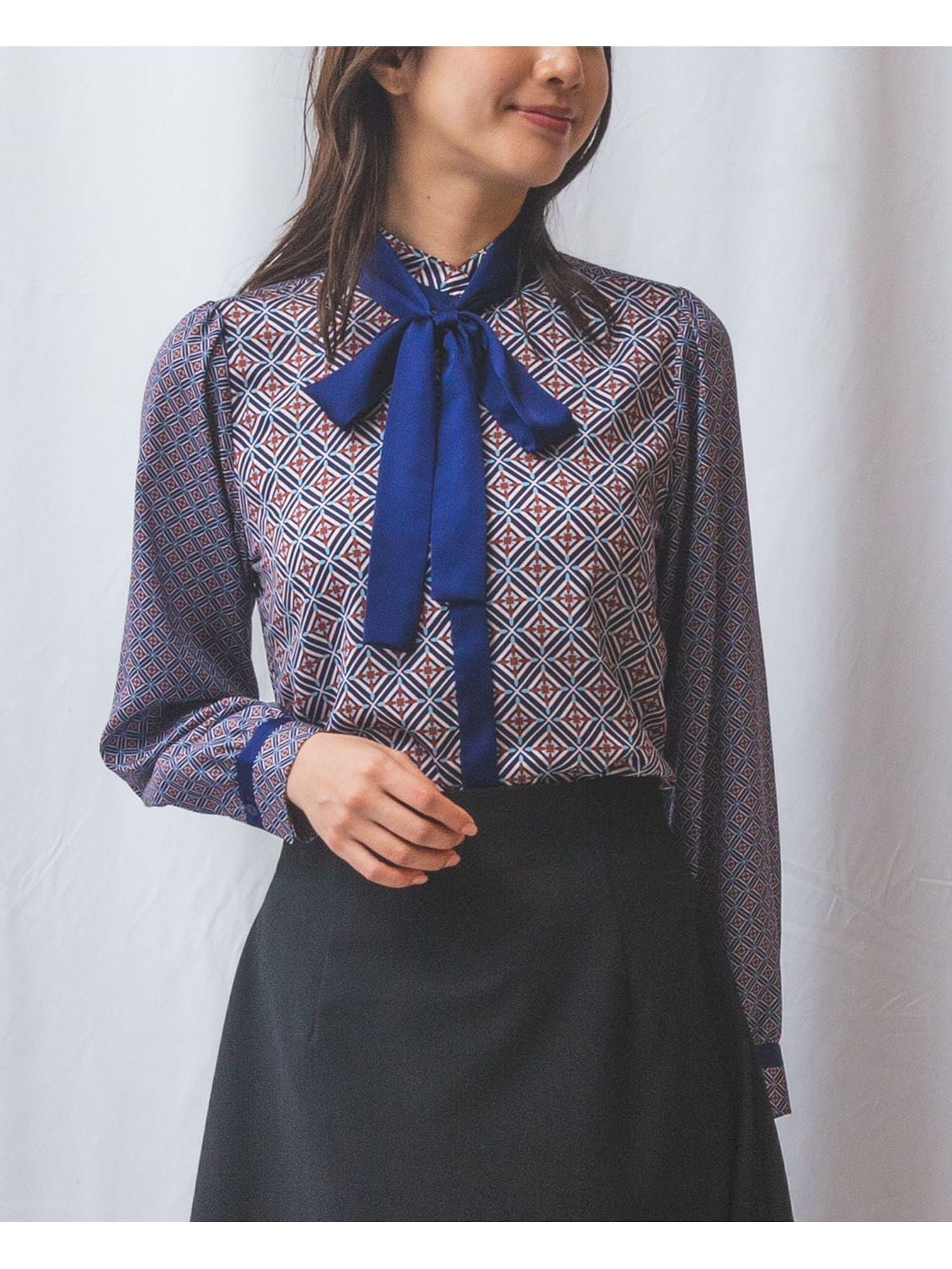NARACAMICIE｜幾何柄サテンボウタイ付長袖ブラウス | Rakuten Fashion