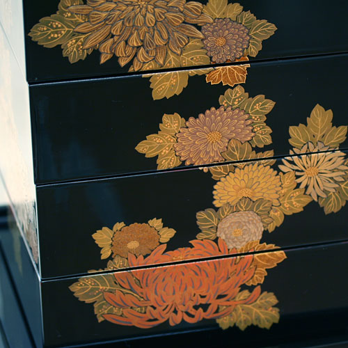 楽天市場】漆器 五段重 台付き 黒内朱 菊尽し蒔絵【少々訳あり