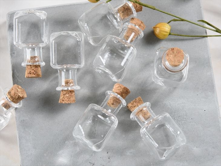 楽天市場】ガラス小瓶 四角タイプ コルク栓付 クリア 26mm 約10個 10ヶ
