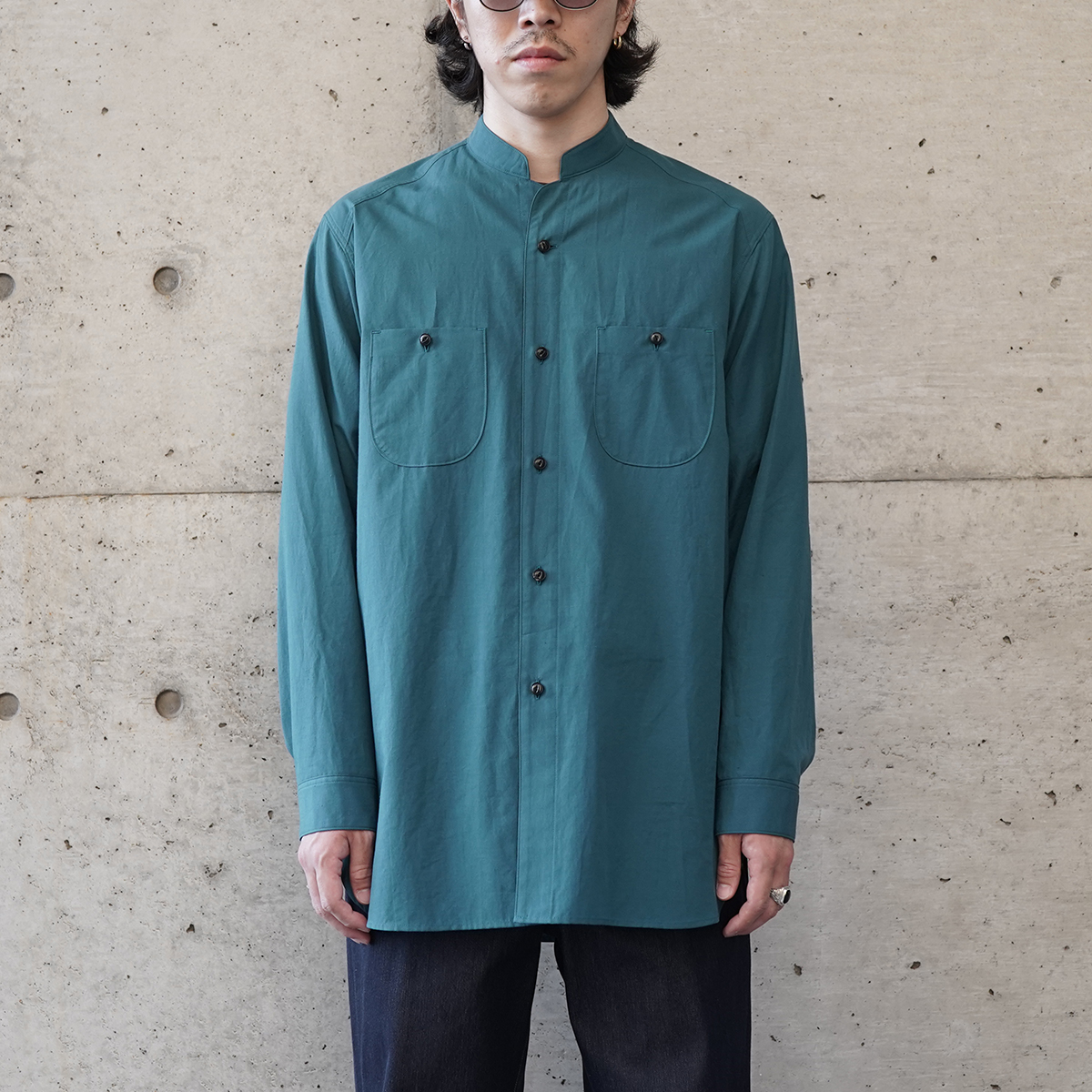 tilt The authentics】美しいシルエットのスタンドカラーシャツのご