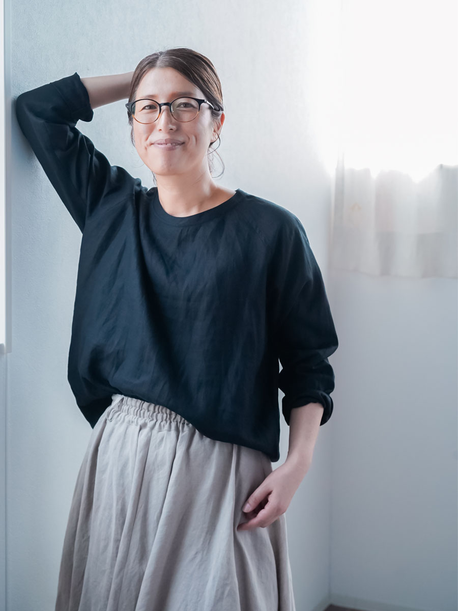 リネントップス】無言が語る、素材と設計の自信 ラグランスリーブ