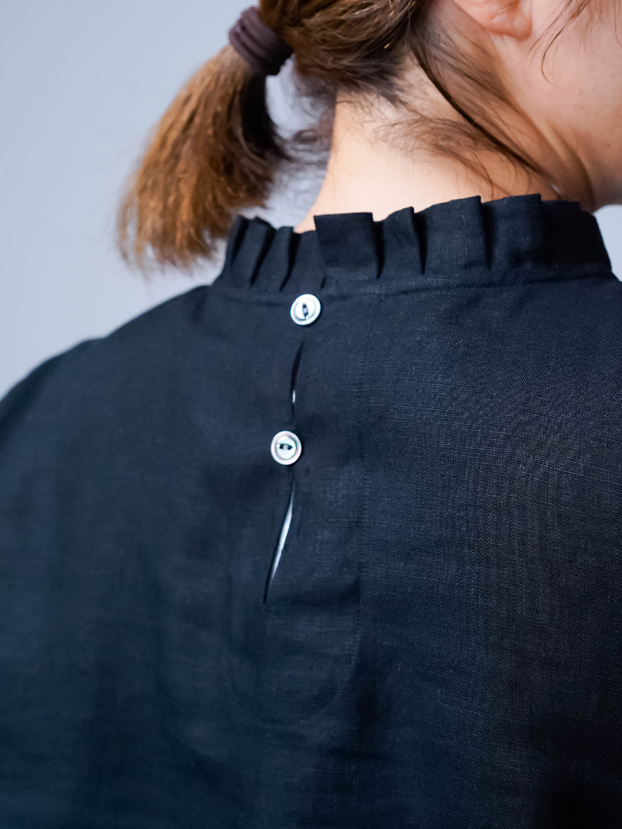 リネントップス】ネックラインを華やかに魅せる タックフリル トップス