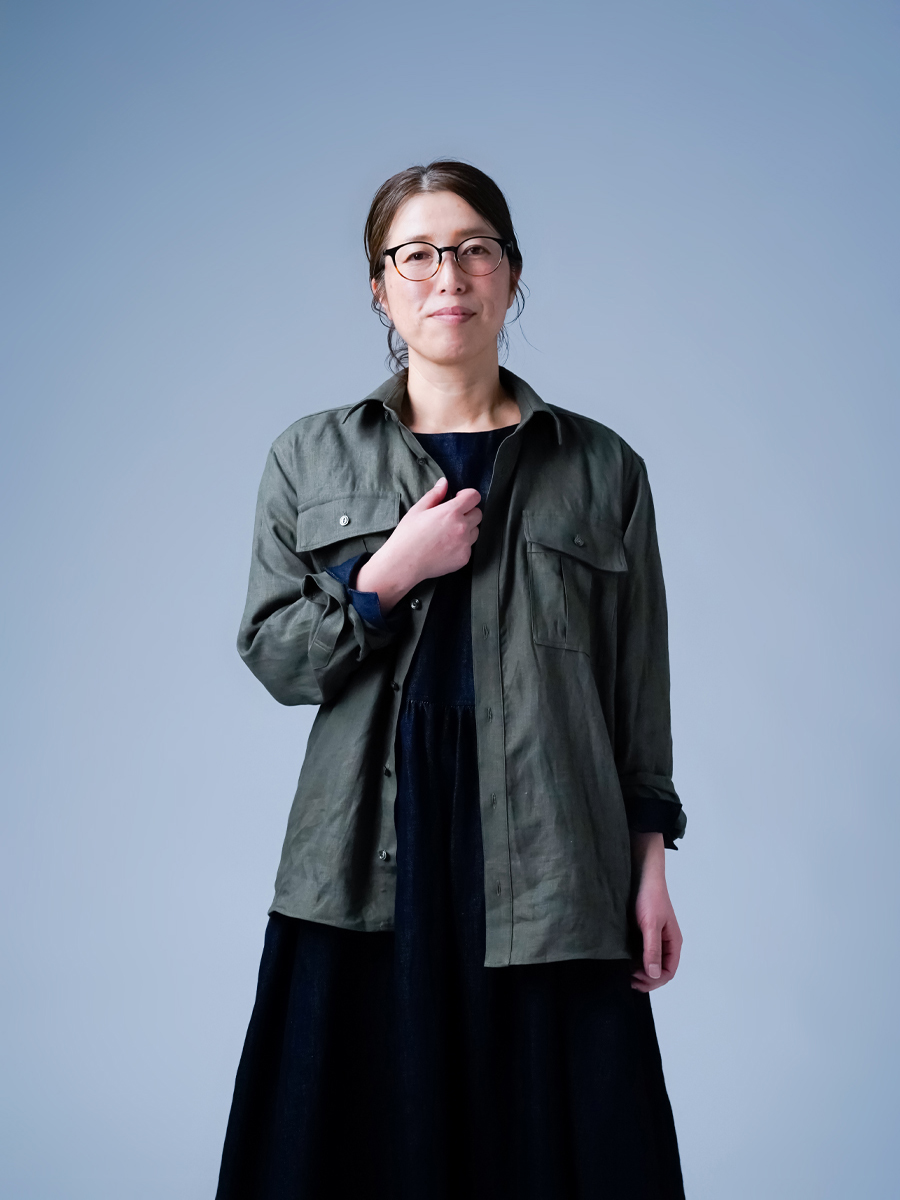 リネンシャツ】洗練と快適さに包まれる リネン サファリシャツ ／ 柳