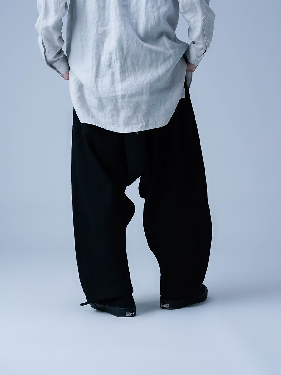 リネンパンツ】空気のように軽やかな サルエルパンツ／ 黒色 b024e-bck1