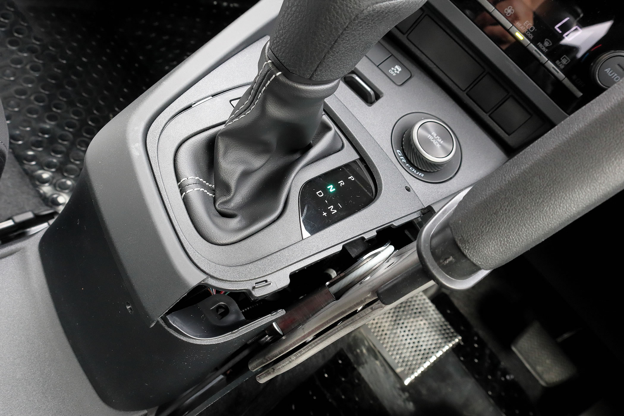 GRヤリスRC(GXPA16) 縦引きサイドブレーキ6