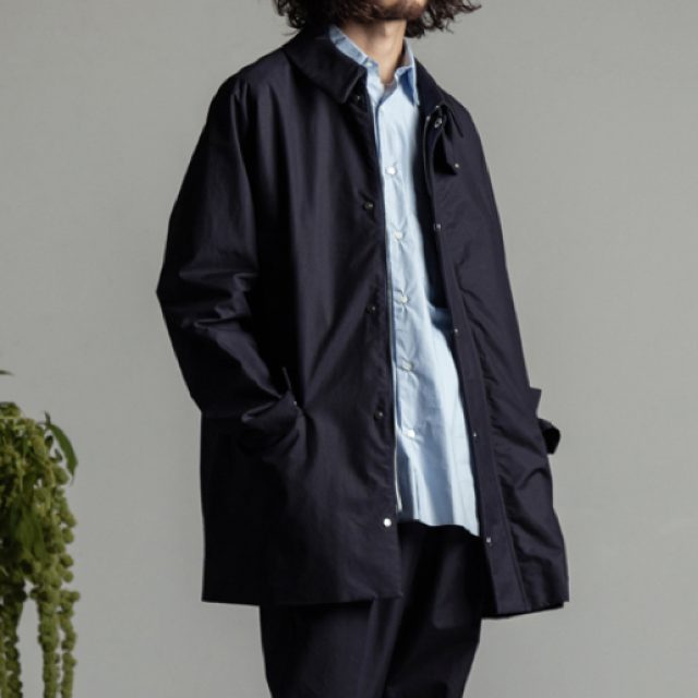 旅のお供に！ ミドルな丈感が秀逸な、マーカウェアの全天候型コート
