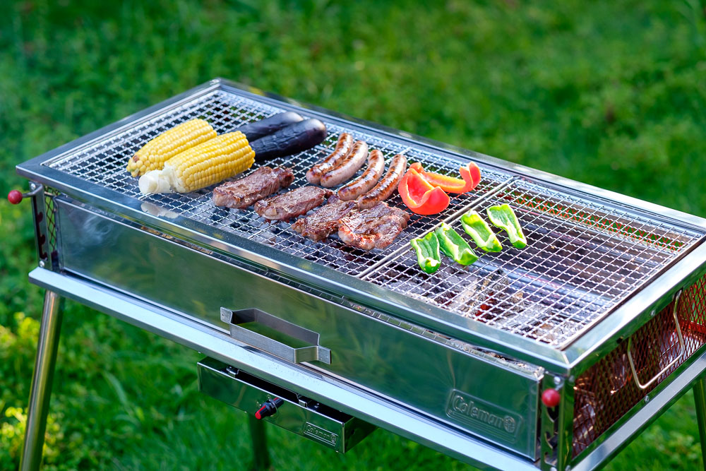 もうBBQにうちわは不要！ コールマンの電動ファン付グリルは、まさに次