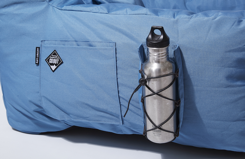 アウトプットライフのアウトドアソファが、鮮やかなブルーをまとって