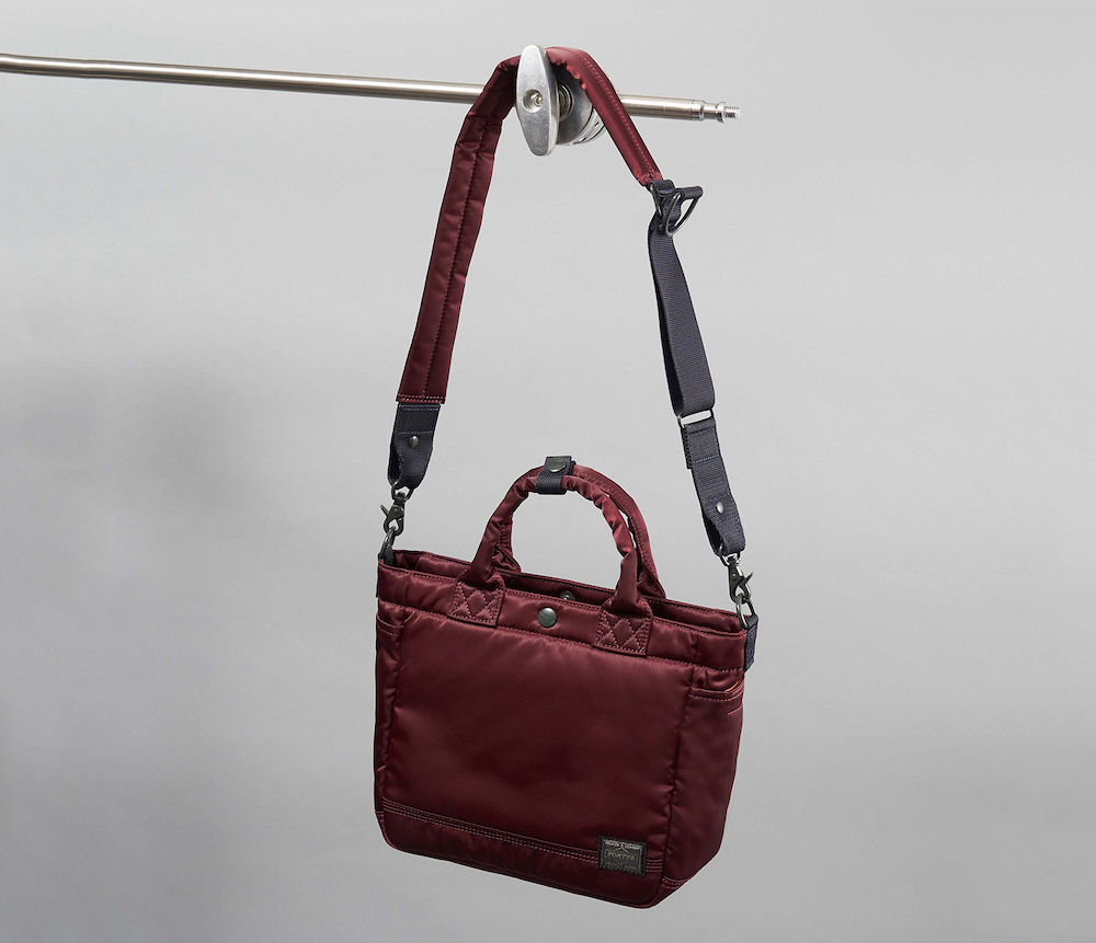 ポーターの人気シリーズ「PXタンカー」に、限定色“マルーン”が仲間入り