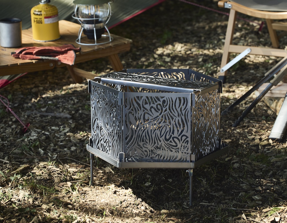 幾何学模様に忍ばせたロゴが浮かび上がる、ロブスノー×オレンジの黒皮