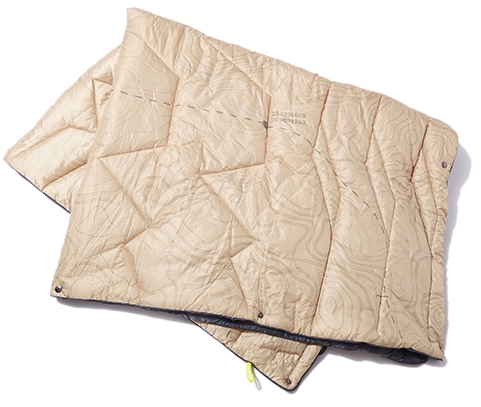 自宅でもキャンプでも防寒に活躍するブランケット。ライフスタイルに