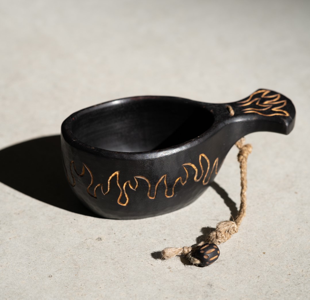 職人の手仕事が光る、一つ一つにファイヤーパターンが刻まれたブラック