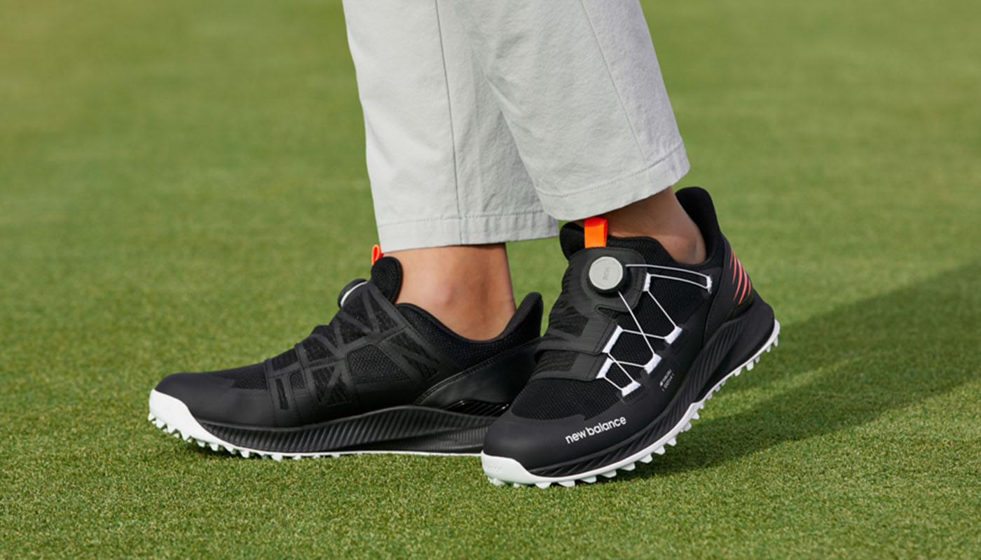 ニューバランスから、柔らかさとホールド感を両立させるゴルフシューズ