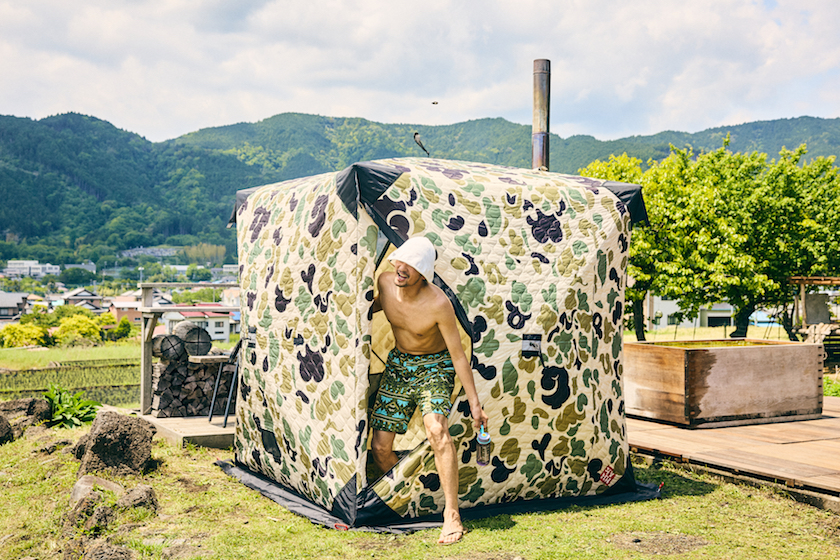 AMBERの高機能テントサウナにオリジナル迷彩をセット。キャンパーの