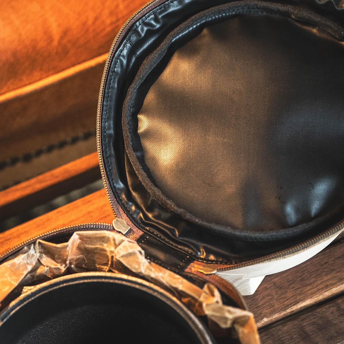 オールドマウンテンの新作は、キャメルレザーのOD缶カバーと