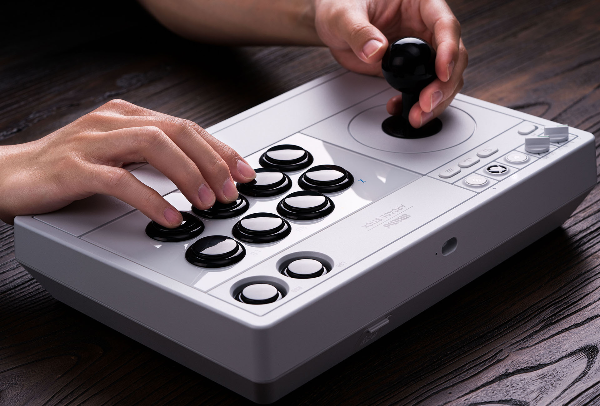 8BitDo Arcade Stick for Xbox｜レトロなデザインと最新技術が融合した