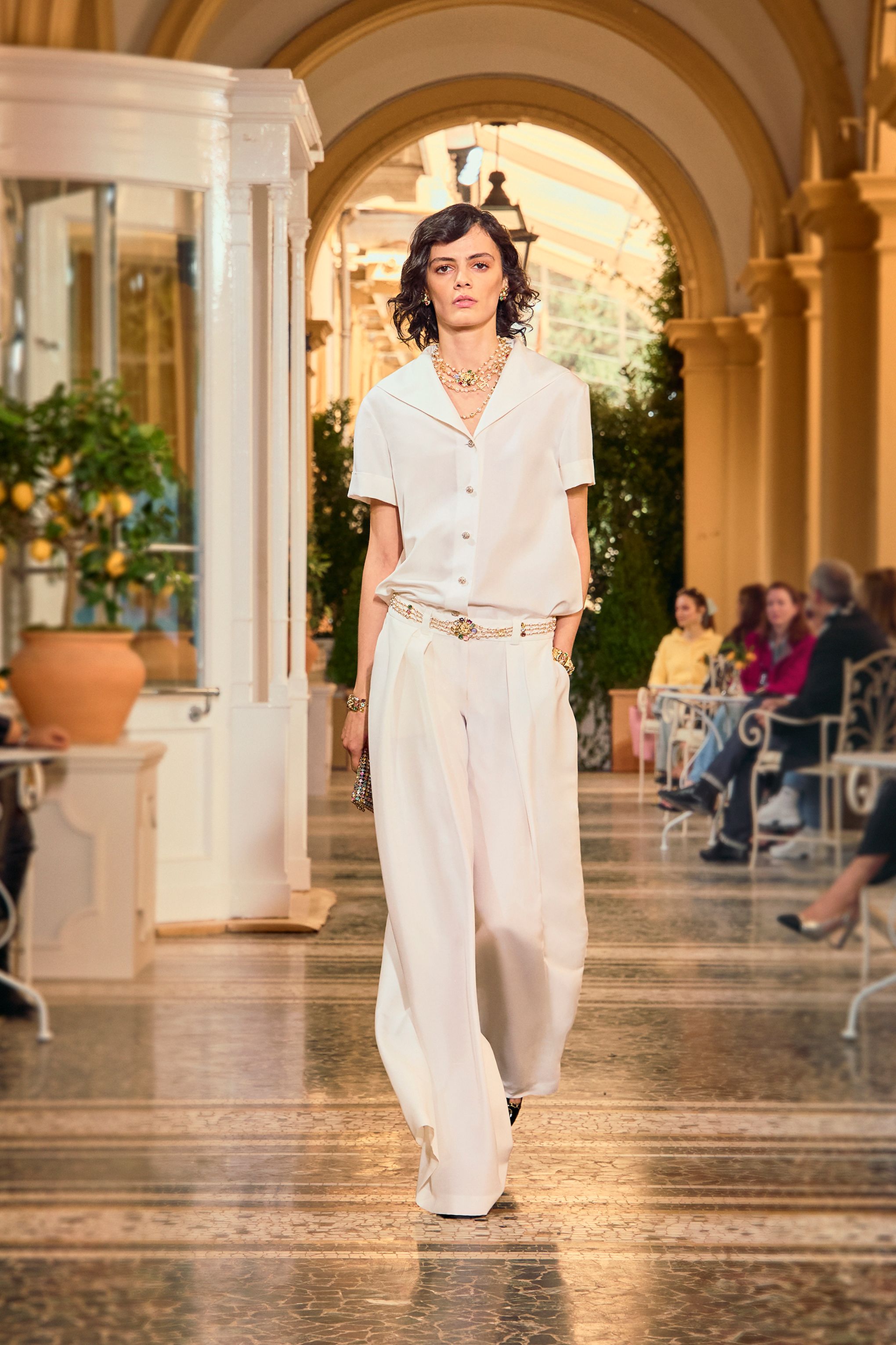 CHANEL アイボリー 半袖トップス ビーズ装飾 スナップ サテン 40