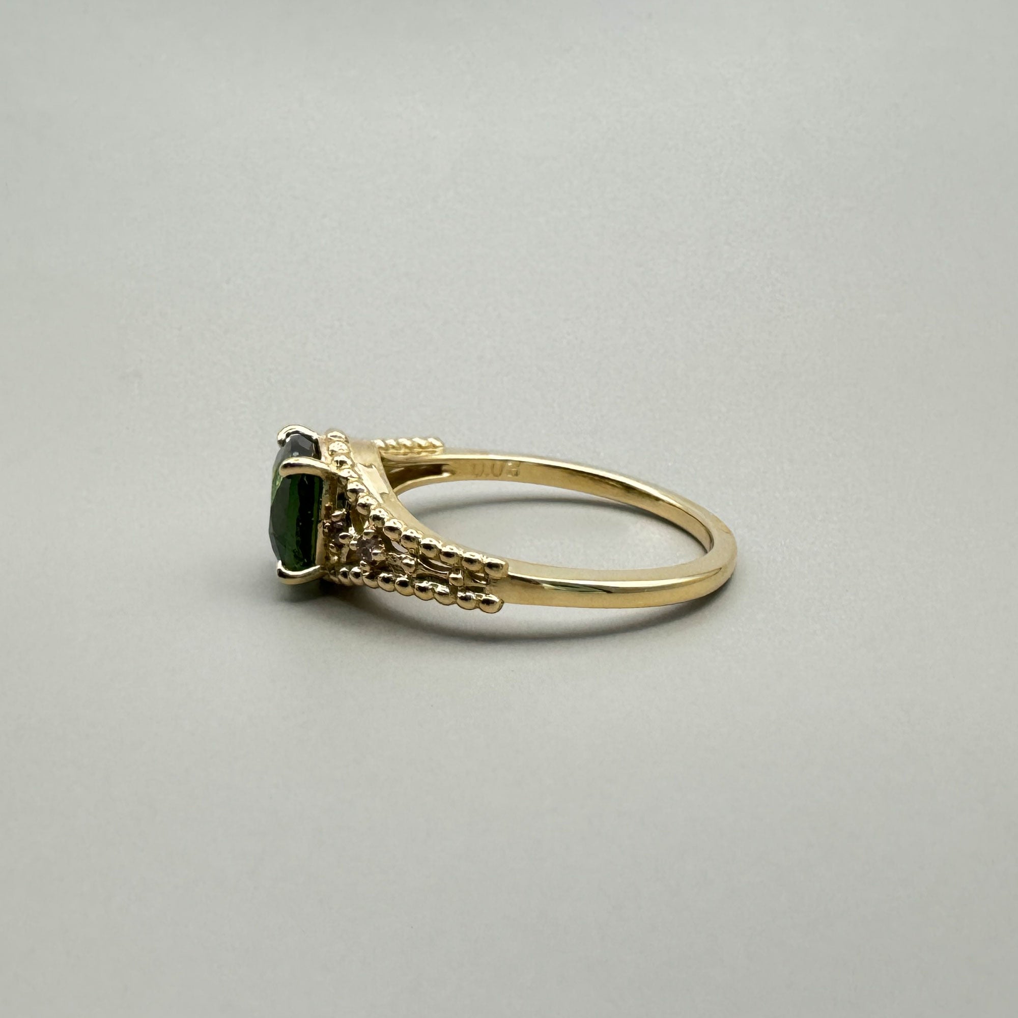 K18グリーンジルコンリング – 宝石修飾工房波多ゑ