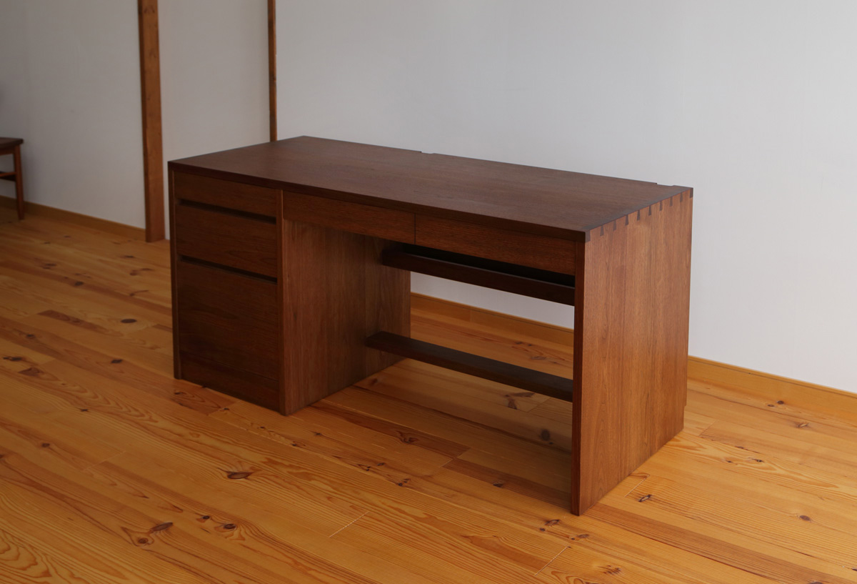 ウォールナット無垢材のオーダー片袖机 D-93(書斎机 幅150cm)・家具