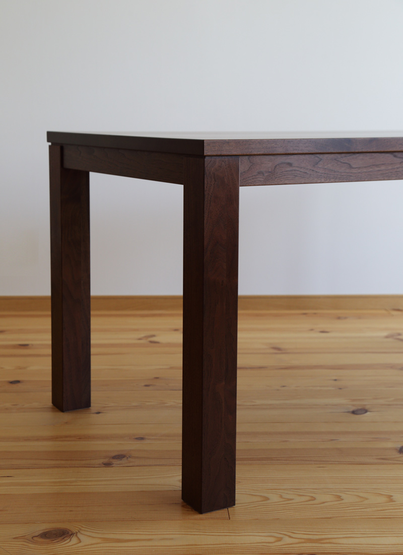 ウォールナット・チェリー無垢材のダイニングテーブル5272 太い4本脚