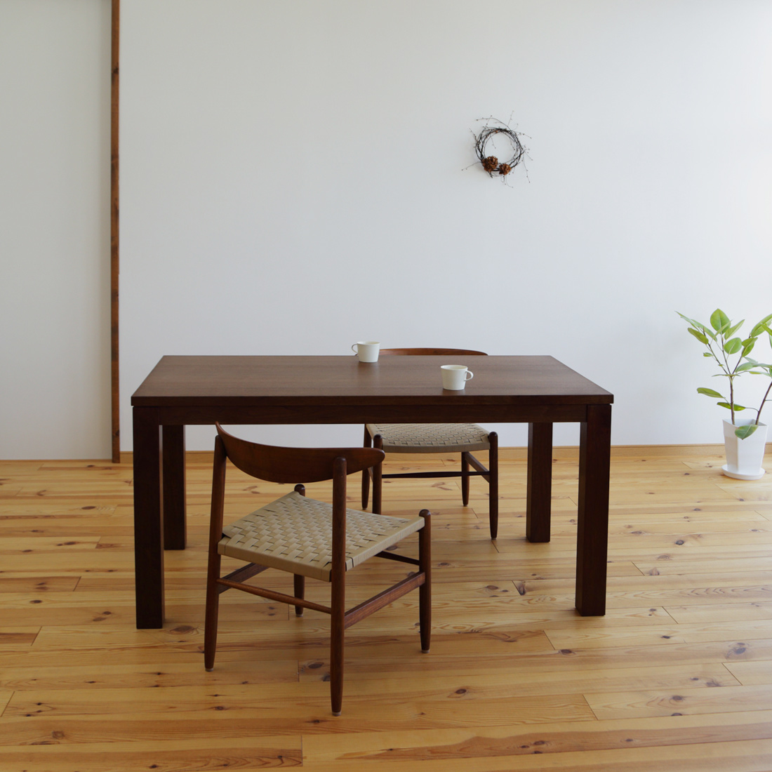 ウォールナット・チェリー無垢材のダイニングテーブル5272 太い4本脚