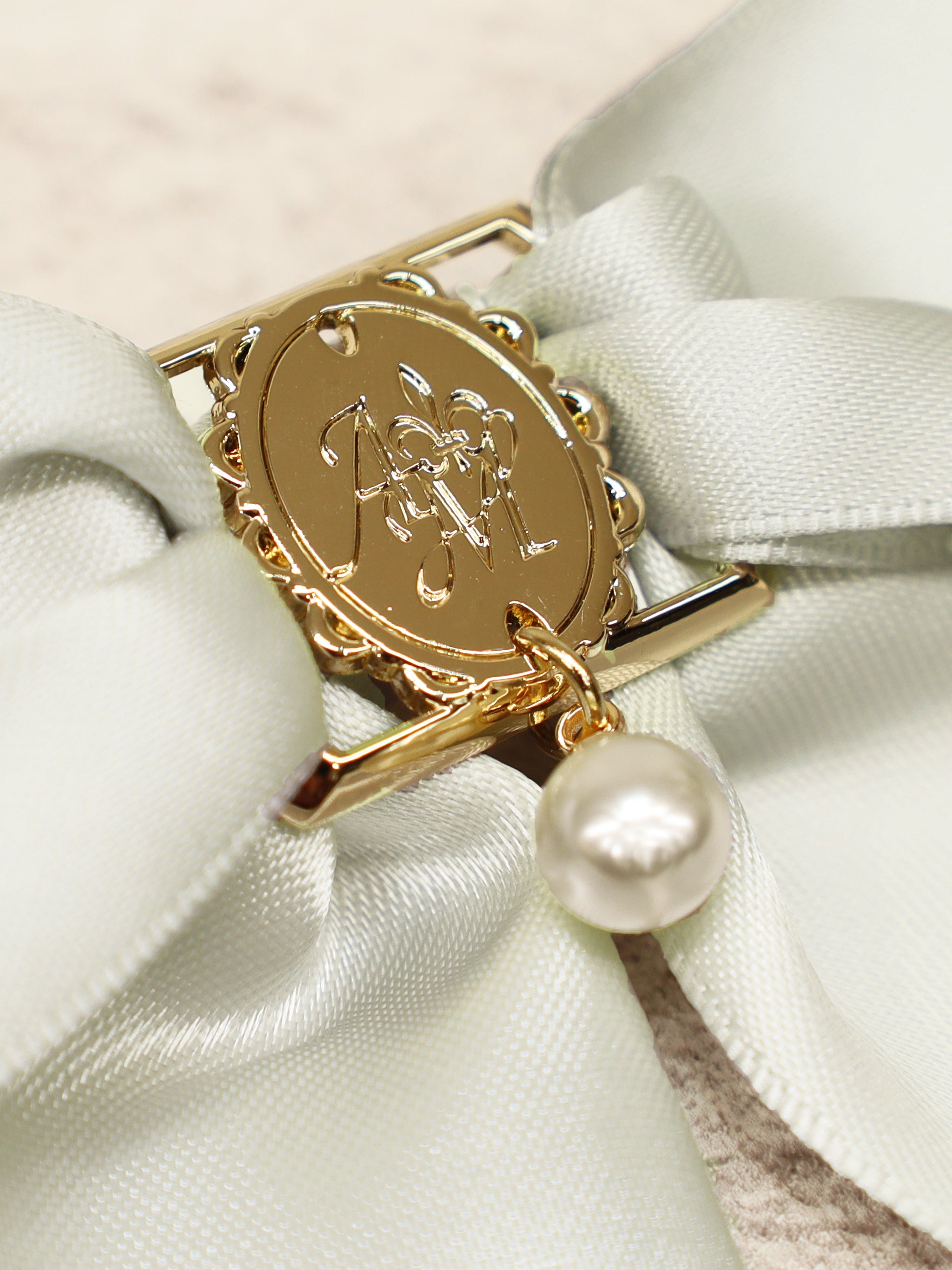 モノグラムバックル付リボンブローチ – Amavel（アマベル）公式サイト