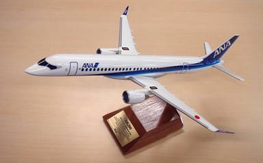 ANAの次世代リージョナルジェット機MRJ90型のデスクトップモデルをANA