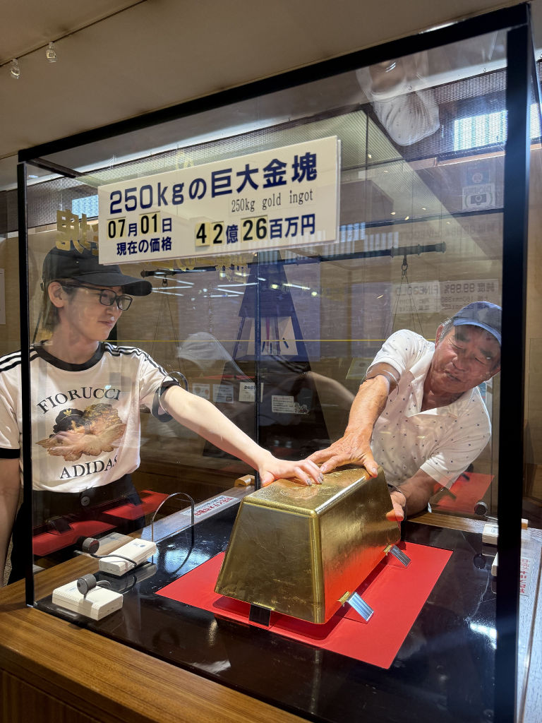 土肥金山「世界一の巨大金塊」、7月末で展示終了 保険料など経費高騰
